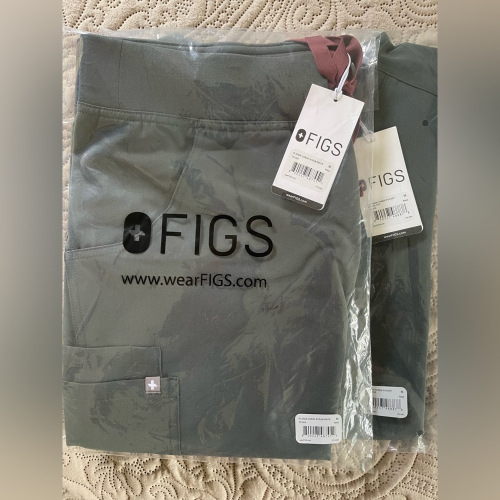 Set-FIGS Bonsai/Green Women's
Scrub Set - V-Neck Top & Cargo Pants - Picture 3 of 4